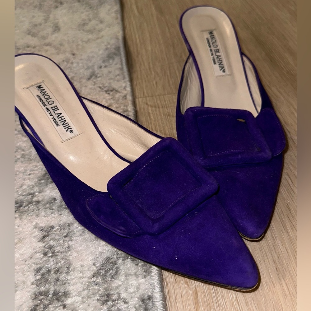 Sz 39.5 Manolo Blahnik violet colored kitten heel